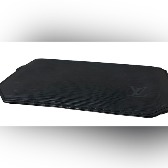 63. Authentic Louis Vuitton| EPI Leather Clutch - Picture 5 of 8